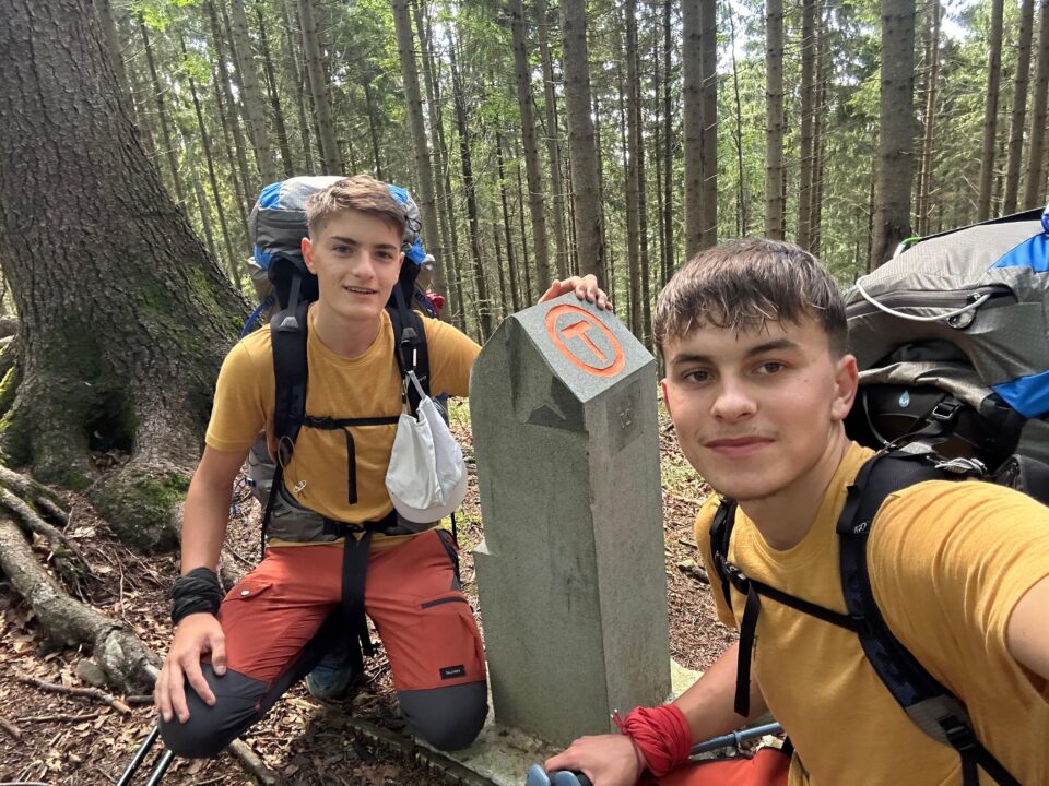 Un elev de 17, din Brodina, a parcurs 1.400 de km pe jos, de la Putna la Dunăre, pe Via Transilvanica