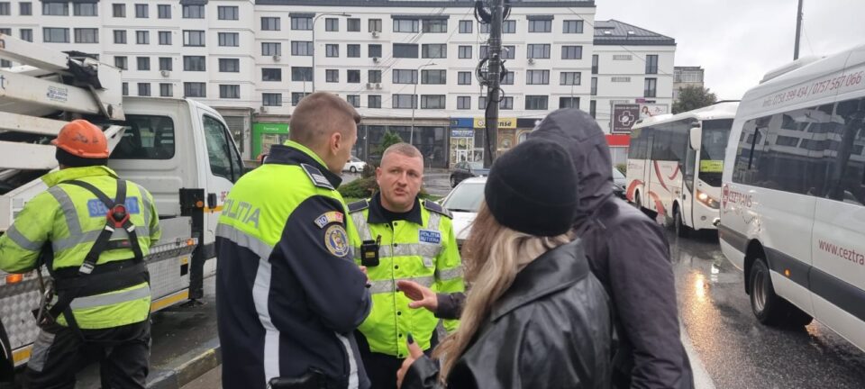 Acțiunea de demontare a panoului publicitar de pe blocul Union, oprită de Poliție