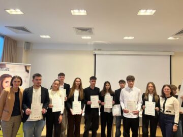 Diplome Cambridge pentru peste 100 de elevi de la Colegiul „Hurmuzachi” Rădăuți
