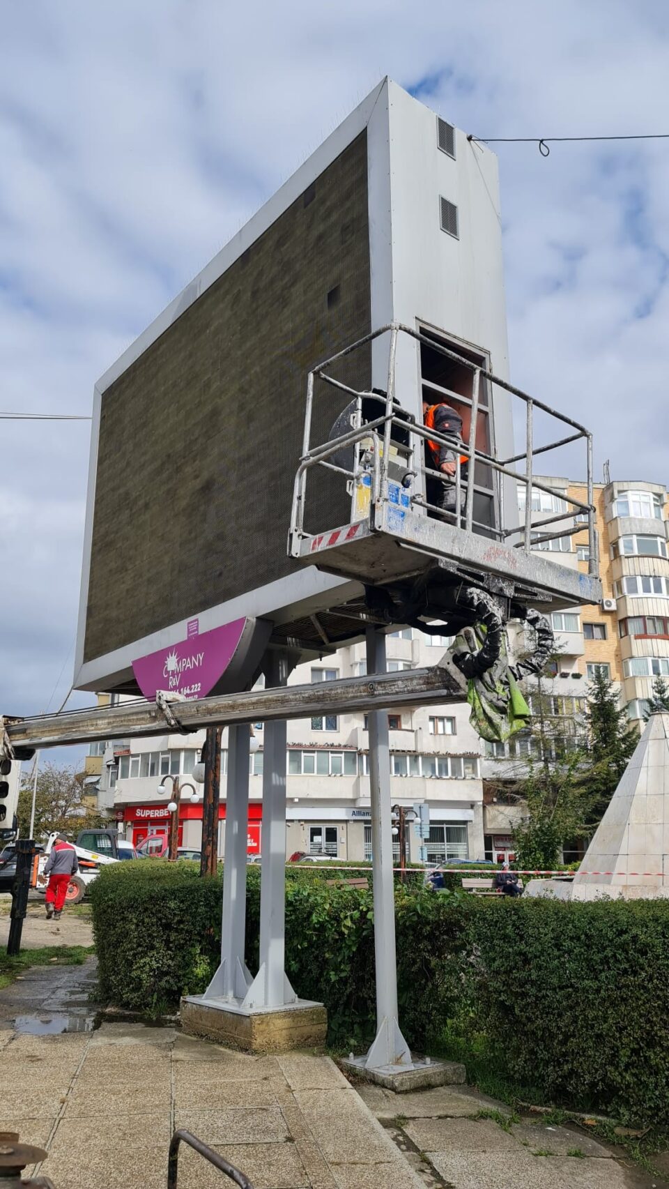 Panoul publicitar din intersecția Mărășești, demontat, cu o aprigă împotrivire a proprietarului