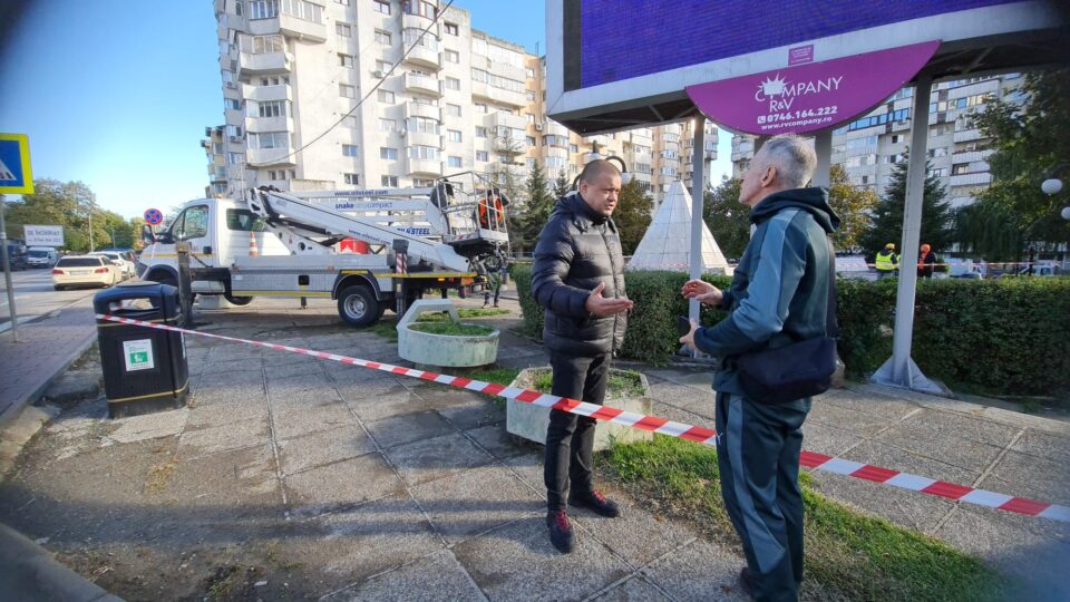 Panoul publicitar din intersecția Mărășești, demontat, cu o aprigă împotrivire a proprietarului