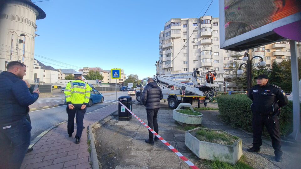 Panoul publicitar din intersecția Mărășești, demontat, cu o aprigă împotrivire a proprietarului