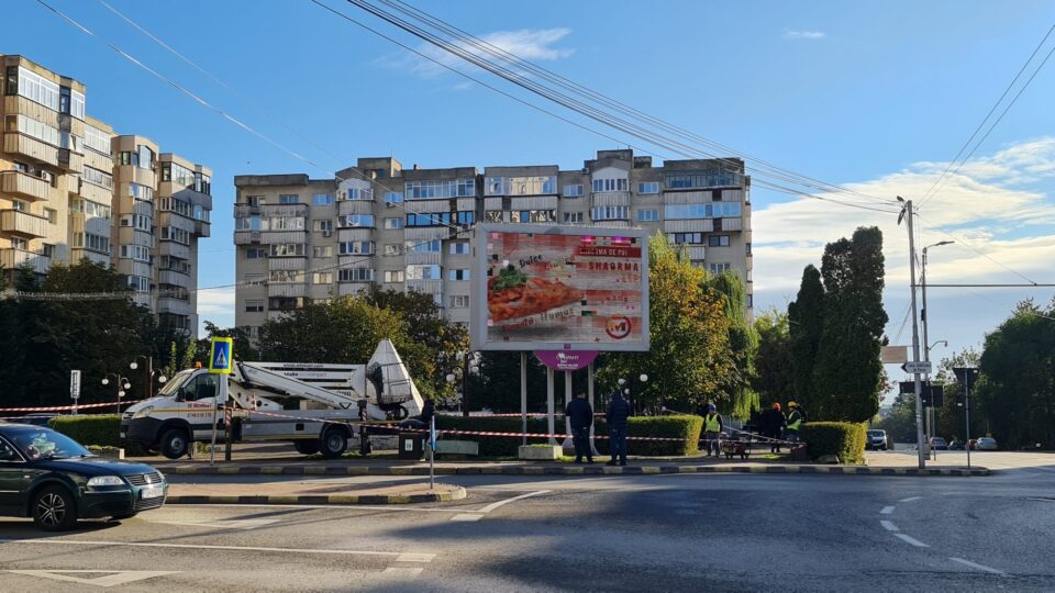 Panoul publicitar din intersecția Mărășești, demontat, cu o aprigă împotrivire a proprietarului