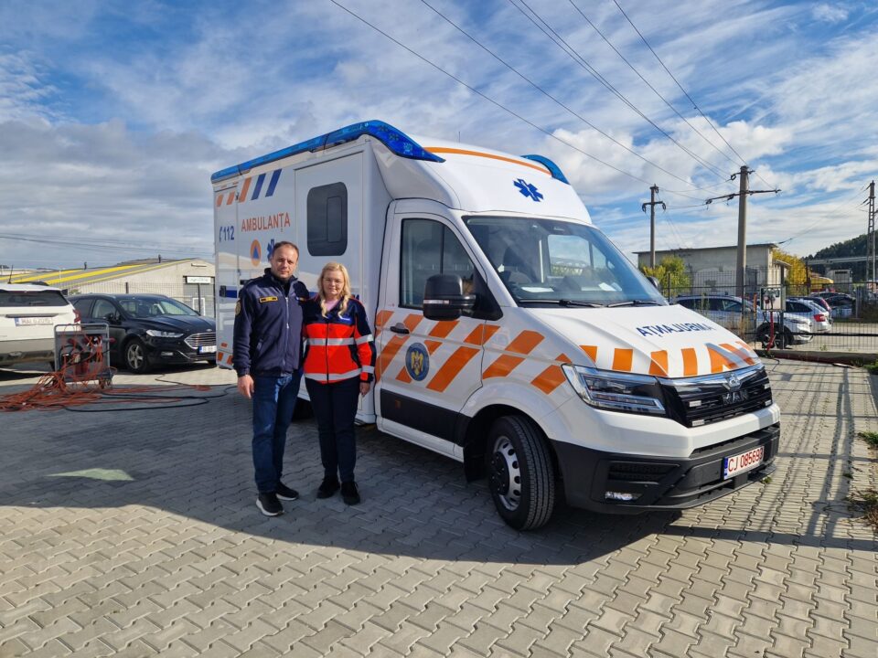 Trei ambulanțe noi, din care una destinată urgențelor majore, intră în flota Serviciului de Ambulanță Suceava