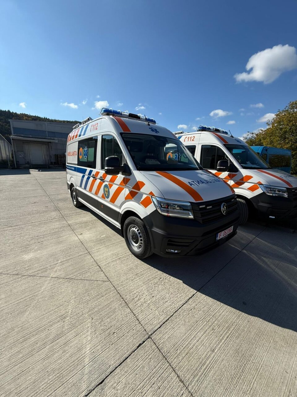 Trei ambulanțe noi, din care una destinată urgențelor majore, intră în flota Serviciului de Ambulanță Suceava