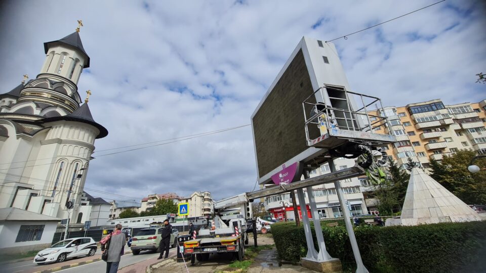 Panoul publicitar din intersecția Mărășești, demontat, cu o aprigă împotrivire a proprietarului