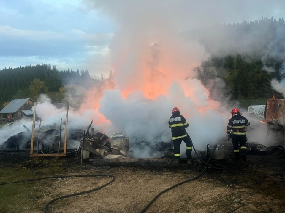 Un incendiu plecat de la o afumătoare a distrus o gospodărie întreagă