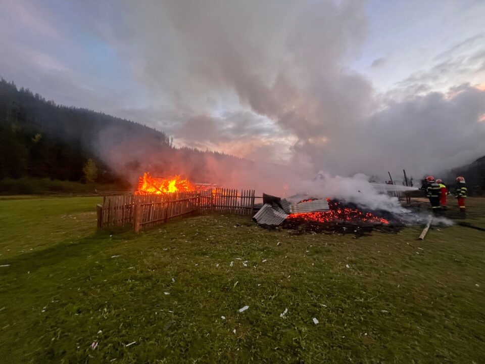 Un incendiu plecat de la o afumătoare a distrus o gospodărie întreagă