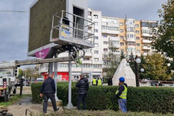 Panoul publicitar din intersecția Mărășești, demontat, cu o aprigă împotrivire a proprietarului