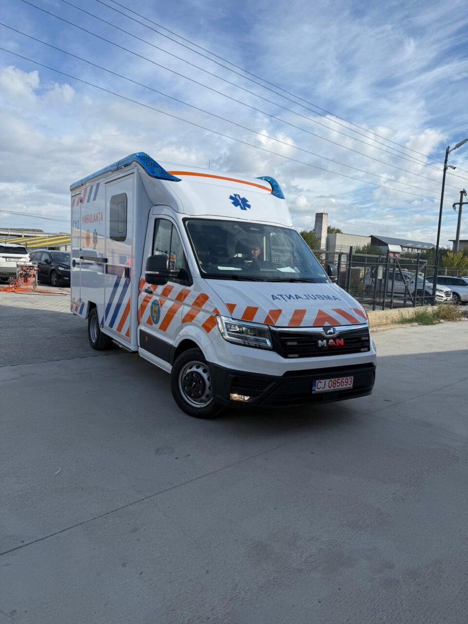 Trei ambulanțe noi, din care una destinată urgențelor majore, intră în flota Serviciului de Ambulanță Suceava