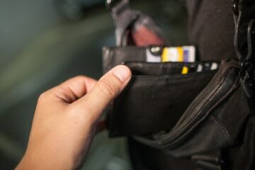 Doi hoți minori au furat portofelul lăsat de proprietar în mașină și au folosit cardurile bancare