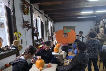 Beneficiarii Complexului de Servicii Multifuncționale Gura Humorului au participat la ateliere de creație și au organizat o expoziție cu decorațiuni de toamnă