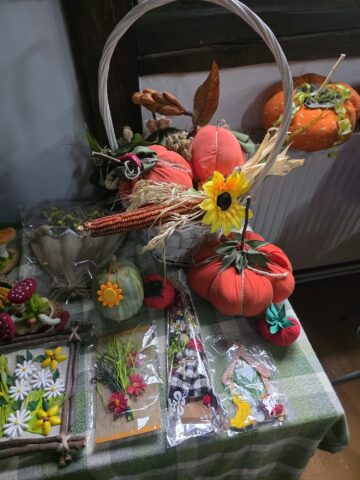 Beneficiarii Complexului de Servicii Multifuncționale Gura Humorului au participat la ateliere de creație și au organizat o expoziție cu decorațiuni de toamnă