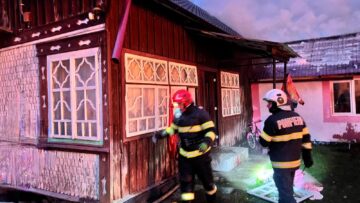 O întreagă gospodărie a ars în dimineața zilei de duminică