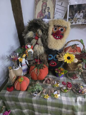 Beneficiarii Complexului de Servicii Multifuncționale Gura Humorului au participat la ateliere de creație și au organizat o expoziție cu decorațiuni de toamnă
