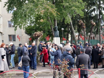 Bustul poetului Nicolae Labiș, dezvelit într-un eveniment dublu, dedicat memoriei lui Labiș și Sadoveanu