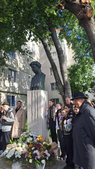 Bustul poetului Nicolae Labiș, dezvelit într-un eveniment dublu, dedicat memoriei lui Labiș și Sadoveanu