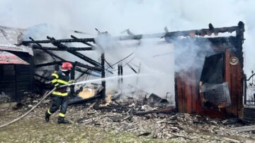 O întreagă gospodărie a ars în dimineața zilei de duminică