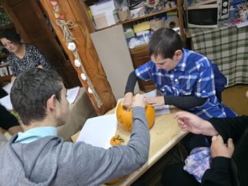 Beneficiarii Complexului de Servicii Multifuncționale Gura Humorului au participat la ateliere de creație și au organizat o expoziție cu decorațiuni de toamnă