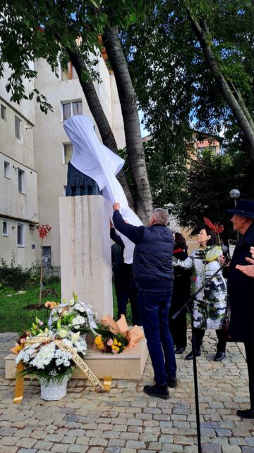 Bustul poetului Nicolae Labiș, dezvelit într-un eveniment dublu, dedicat memoriei lui Labiș și Sadoveanu