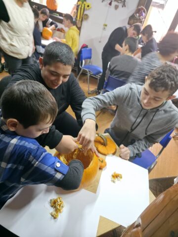 Beneficiarii Complexului de Servicii Multifuncționale Gura Humorului au participat la ateliere de creație și au organizat o expoziție cu decorațiuni de toamnă