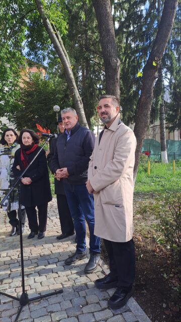 Bustul poetului Nicolae Labiș, dezvelit într-un eveniment dublu, dedicat memoriei lui Labiș și Sadoveanu