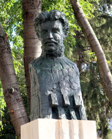 Bustul poetului Nicolae Labiș, dezvelit într-un eveniment dublu, dedicat memoriei lui Labiș și Sadoveanu