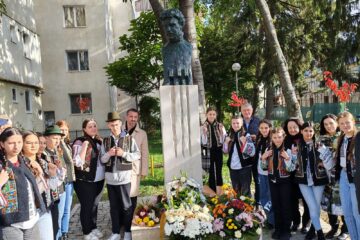 Bustul poetului Nicolae Labiș, dezvelit într-un eveniment dublu, dedicat memoriei lui Labiș și Sadoveanu