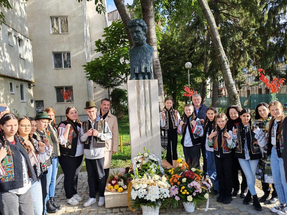 Bustul poetului Nicolae Labiș, dezvelit într-un eveniment dublu, dedicat memoriei lui Labiș și Sadoveanu