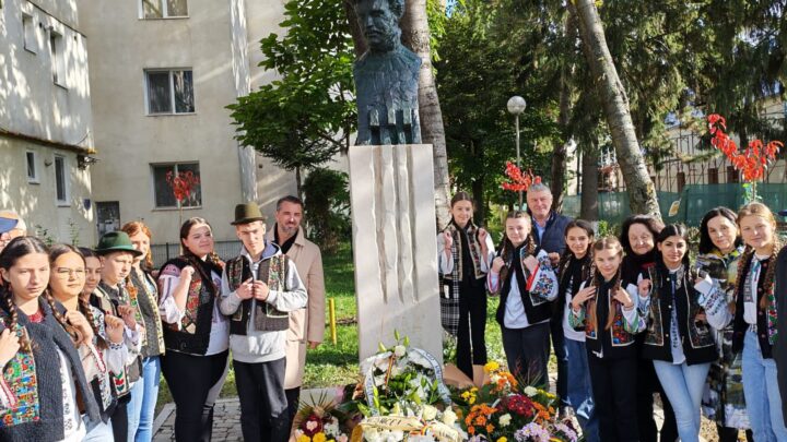 Bustul poetului Nicolae Labiș, dezvelit într-un eveniment dublu, dedicat memoriei lui Labiș și Sadoveanu