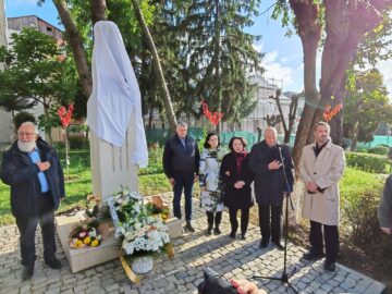 Bustul poetului Nicolae Labiș, dezvelit într-un eveniment dublu, dedicat memoriei lui Labiș și Sadoveanu