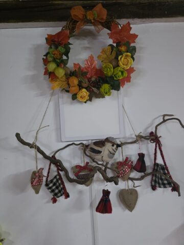 Beneficiarii Complexului de Servicii Multifuncționale Gura Humorului au participat la ateliere de creație și au organizat o expoziție cu decorațiuni de toamnă