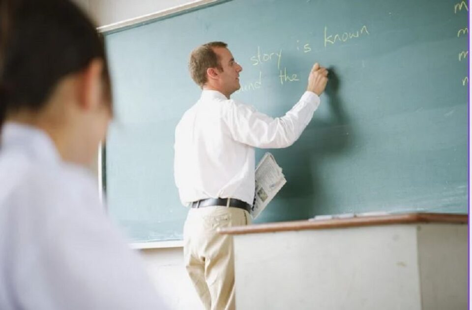 Aproape 250 de profesori nu au studii adecvate postului pe care-l ocupă