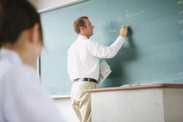 Aproape 250 de profesori nu au studii adecvate postului pe care-l ocupă