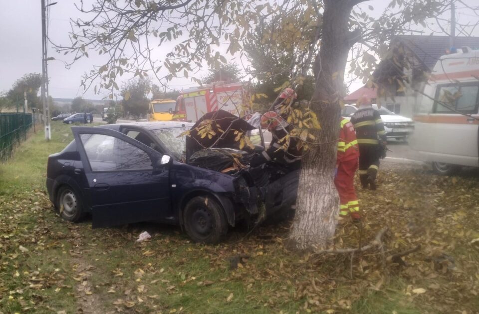 Un bărbat a intrat cu mașina pe care o conducea într-un copac de pe marginea drumului