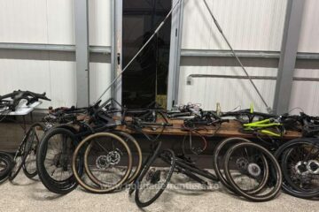 Opt biciclete în valoare de 75.000 de lei, furate din Germania, găsite în microbuzul unui ucrainean