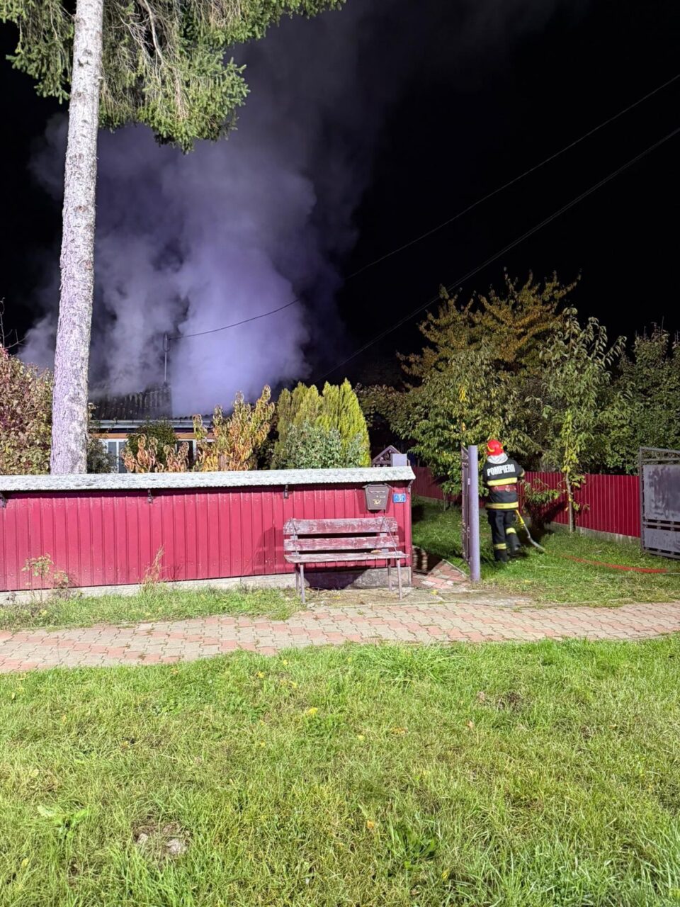 Casă afectată serios de un incendiu izbucnit de la un scurtcircuit