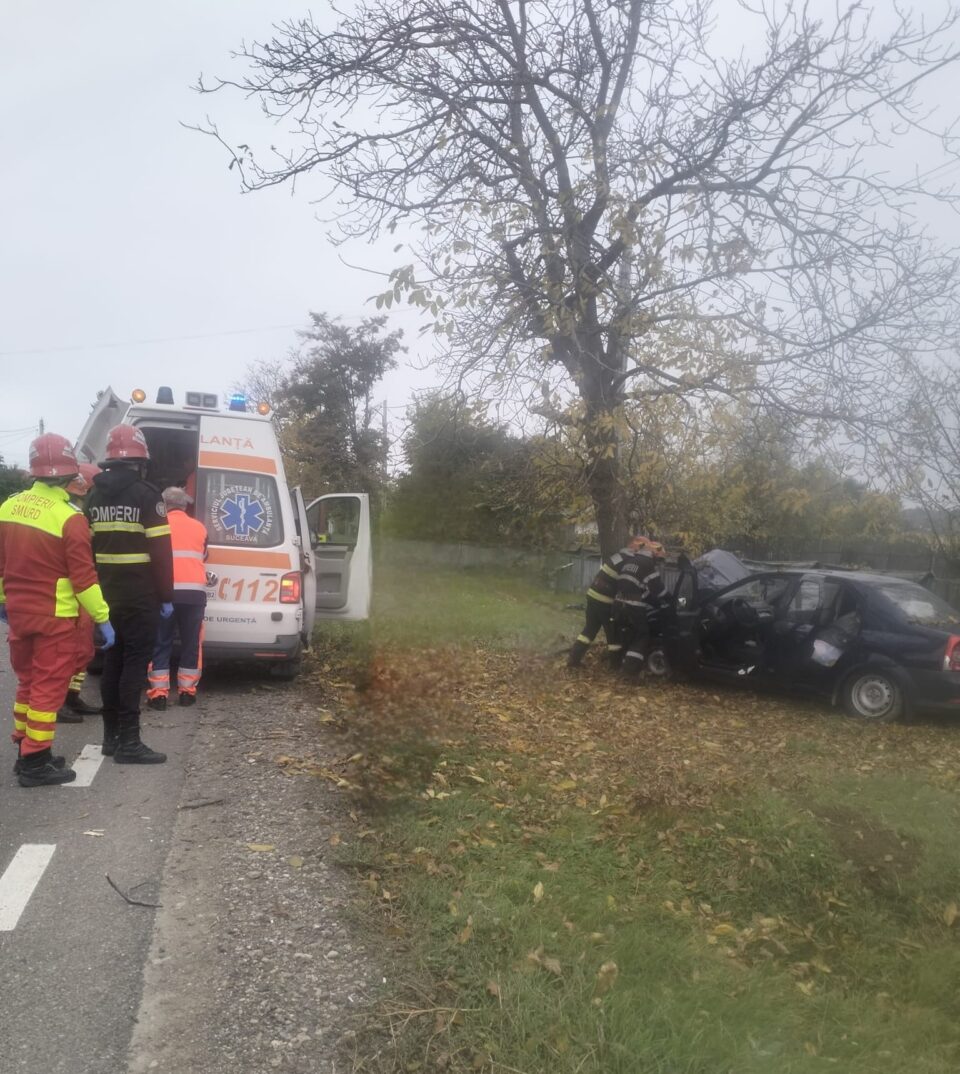 Un bărbat a intrat cu mașina pe care o conducea într-un copac de pe marginea drumului
