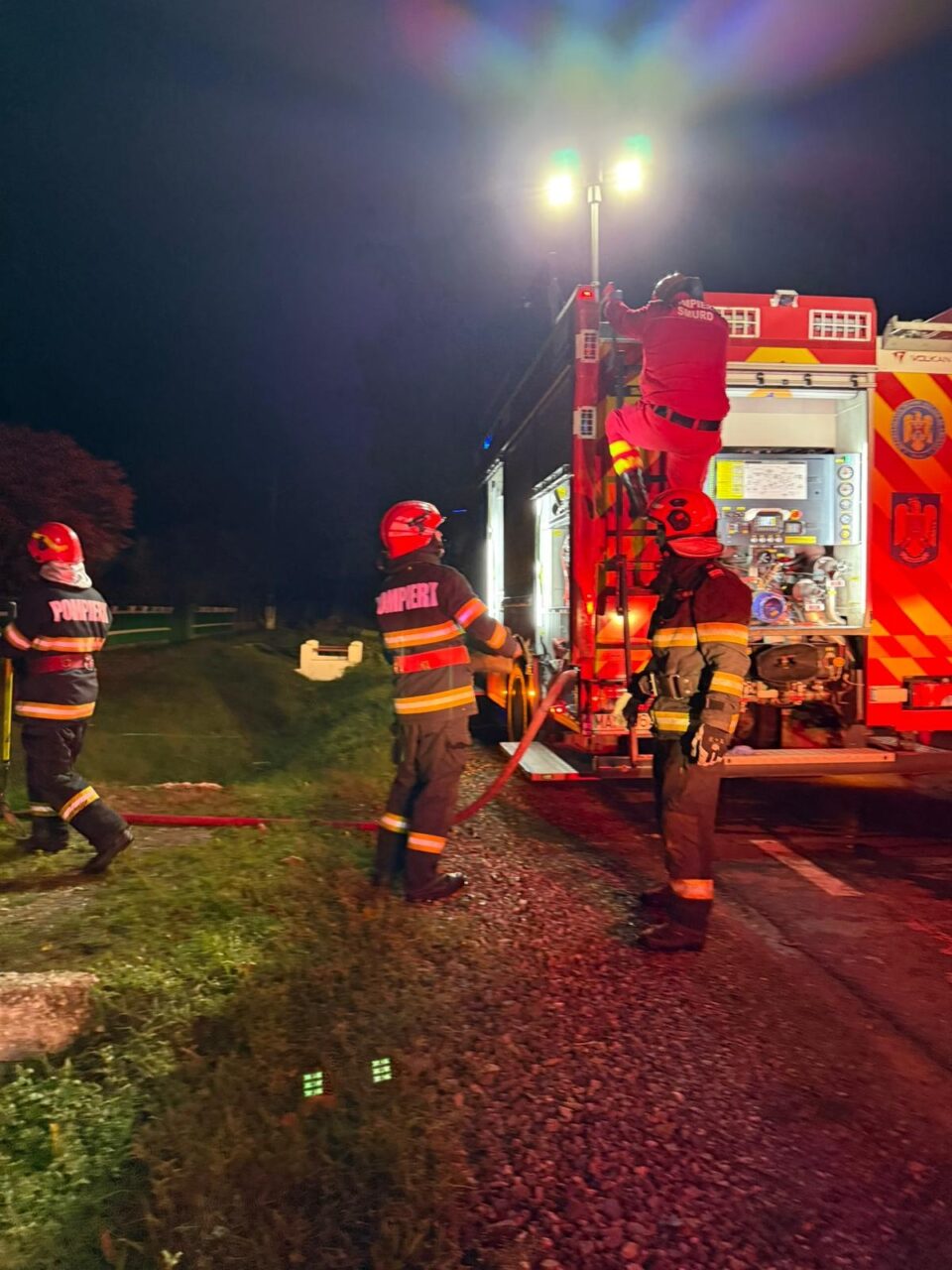 Casă afectată serios de un incendiu izbucnit de la un scurtcircuit
