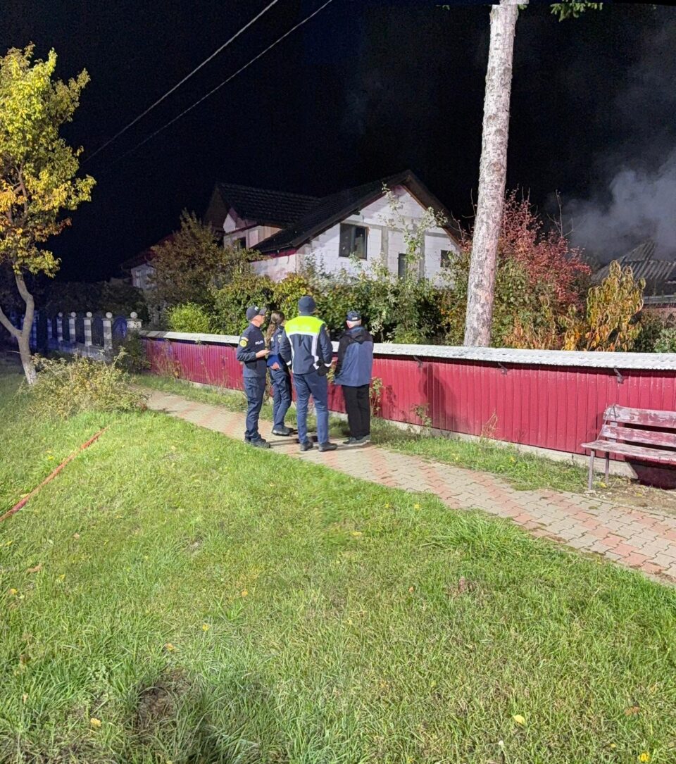 Casă afectată serios de un incendiu izbucnit de la un scurtcircuit