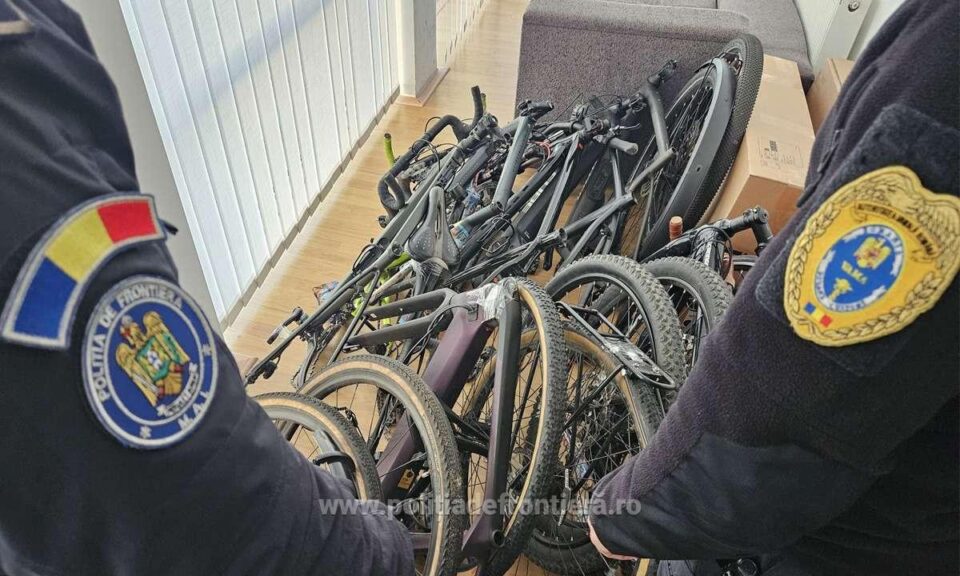 Opt biciclete în valoare de 75.000 de lei, furate din Germania, găsite în microbuzul unui ucrainean
