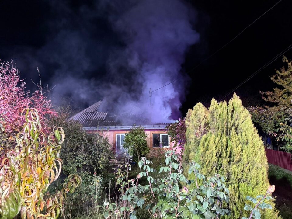 Casă afectată serios de un incendiu izbucnit de la un scurtcircuit