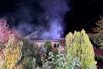 Casă afectată serios de un incendiu izbucnit de la un scurtcircuit