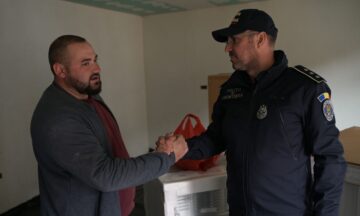 Ajutoare oferite de polițiști de frontieră suceveni pentru două familii din Broșteni