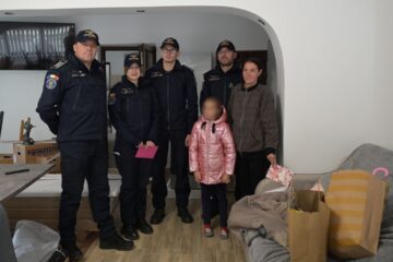 Ajutoare oferite de polițiști de frontieră suceveni pentru două familii din Broșteni