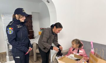 Ajutoare oferite de polițiști de frontieră suceveni pentru două familii din Broșteni
