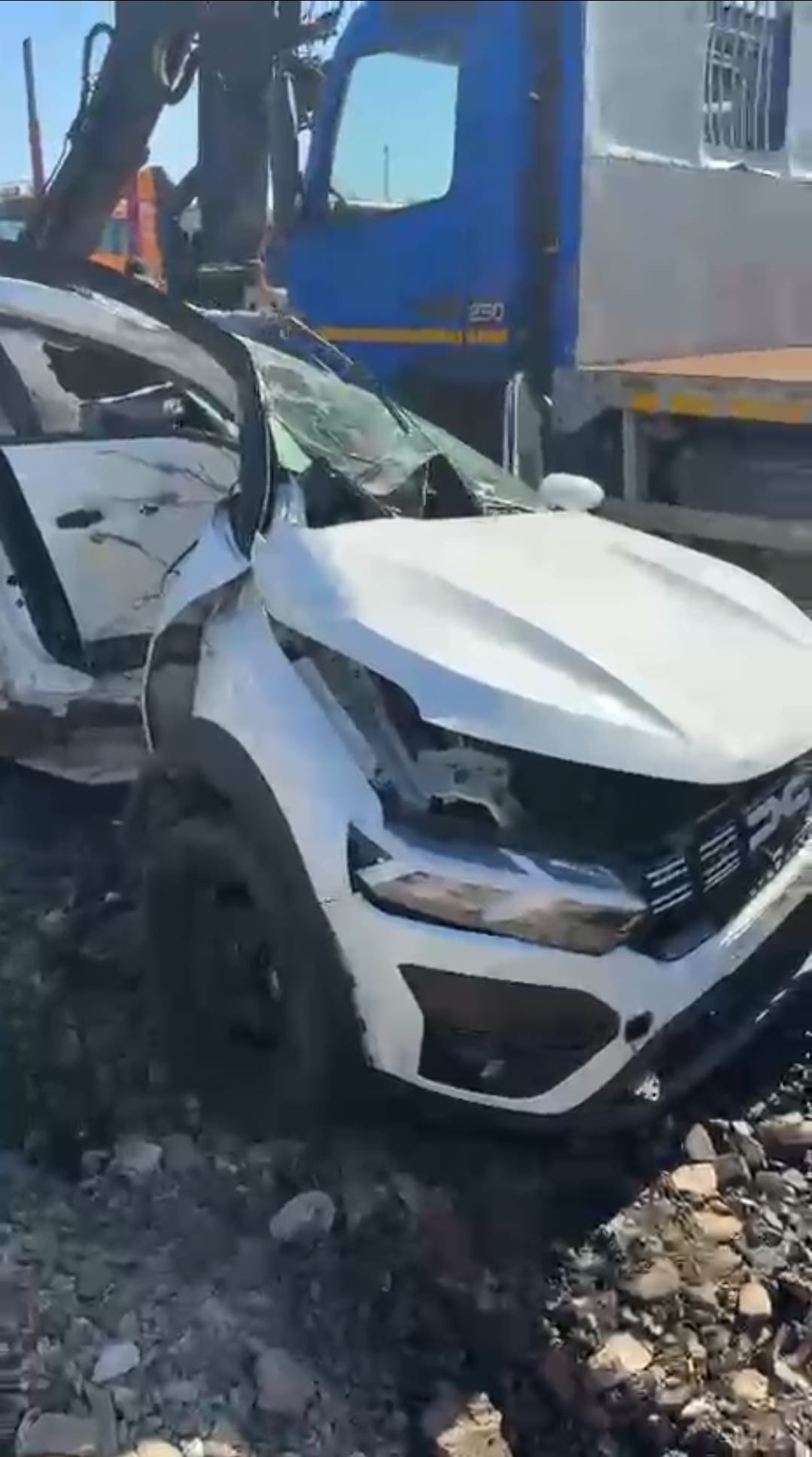 Dacia Sandero în care se aflau cei doi tineri răniți grav