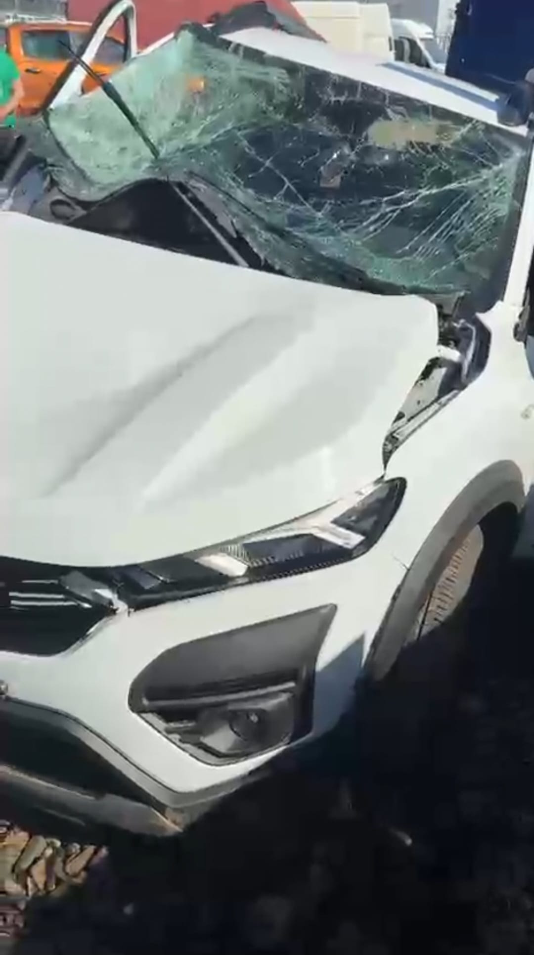 Dacia Sandero în care se aflau cei doi tineri răniți grav