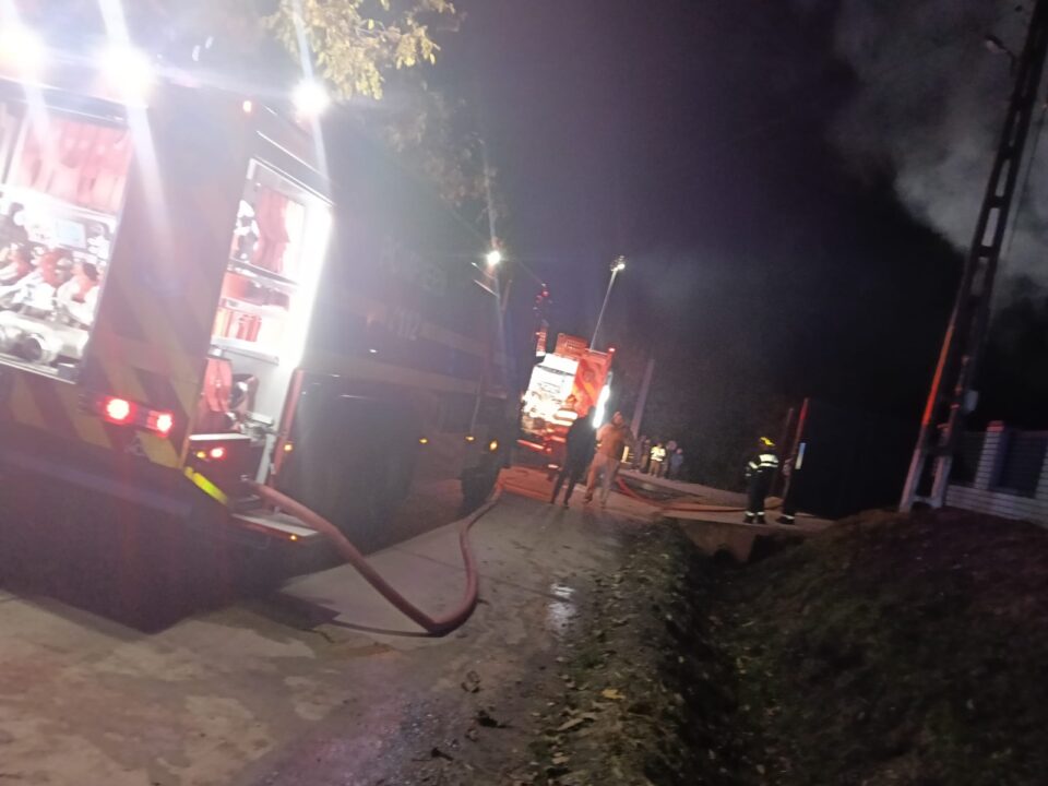 Casă în construcție, parțial distrusă de un incendiu. Bărbat cu atac de panică, scos din locuință de pompieri