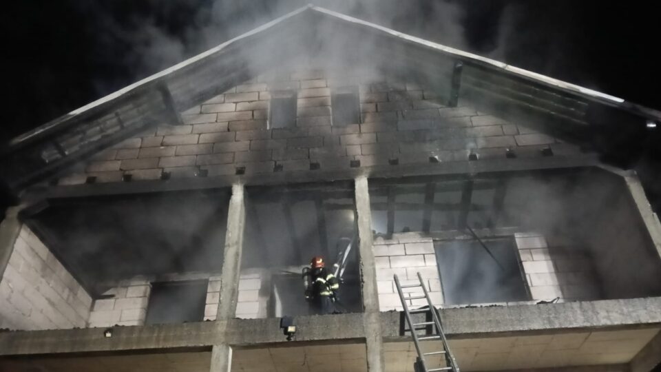 Casă în construcție, parțial distrusă de un incendiu. Bărbat cu atac de panică, scos din locuință de pompieri